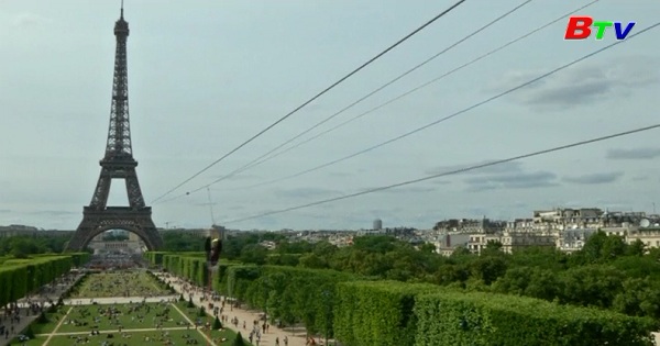 Màn biểu diễn đu dây trên tháp Eiffel 