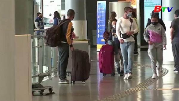 Canada phạt nặng hành khách không đeo khẩu trang khi đi máy bay