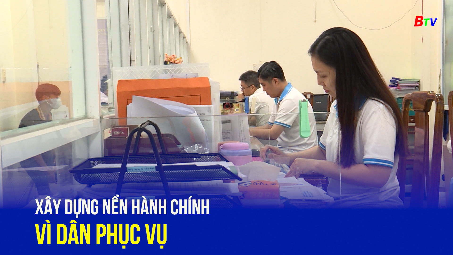 Xây dựng nền hành chính vì dân phục vụ