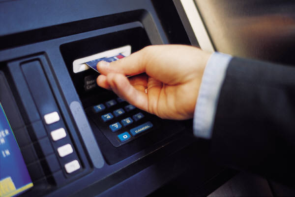 Cẩn trọng khi giao dịch tại ATM