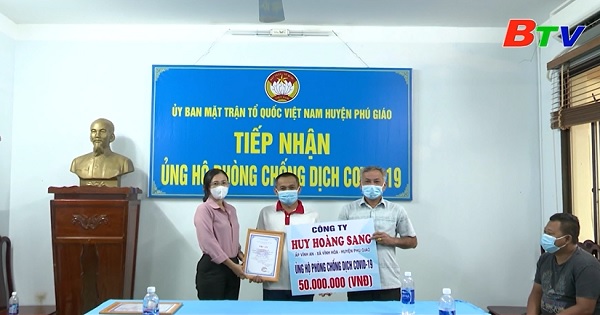 Phú Giáo tiếp nhận tiền ủng hộ phòng, chống dịch bệnh