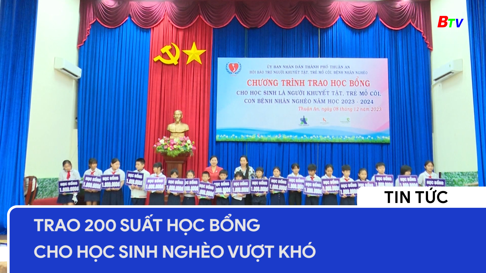 Trao 200 suất học bổng cho học sinh nghèo, vượt khó