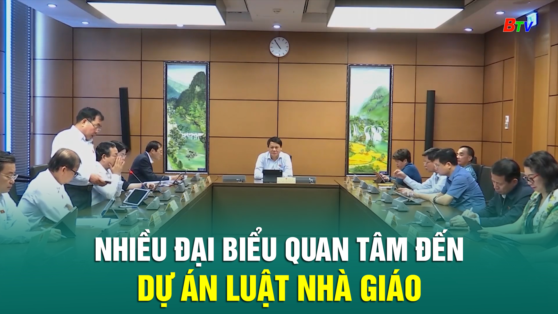 Nhiều đại biểu quan tâm đến Dự án Luật Nhà giáo