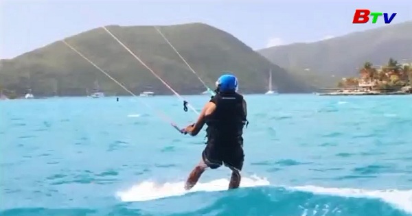 Cựu tổng thống Barack Obama học lướt ván diều sau khi mãn nhiệm