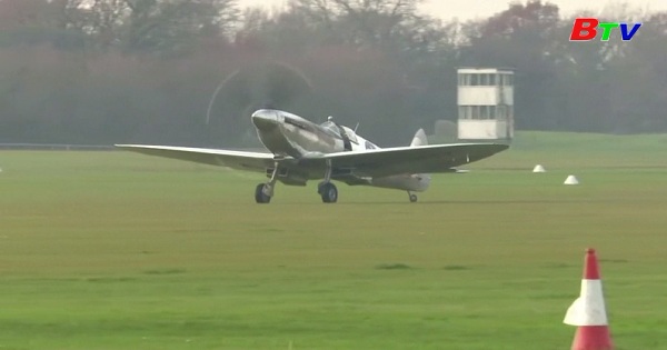 Spitfire đáp xuống nước Anh sau chuyến vòng quanh thế giới