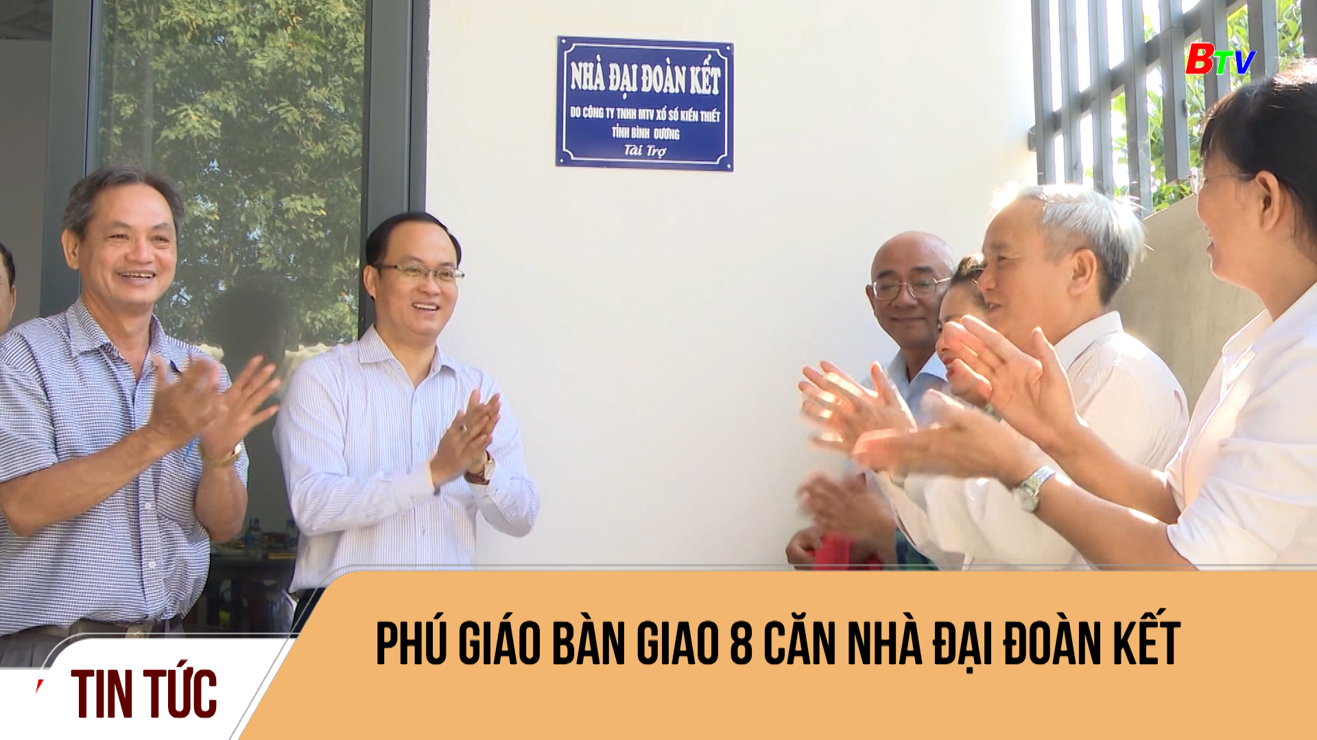 Phú Giáo bàn giao 8 căn nhà đại đoàn kết