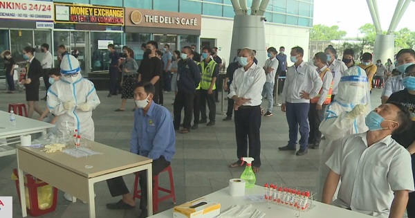 Xét nghiệm Covid-19 cho hơn 2 ngàn người tại Sân bay Đà Nẵng