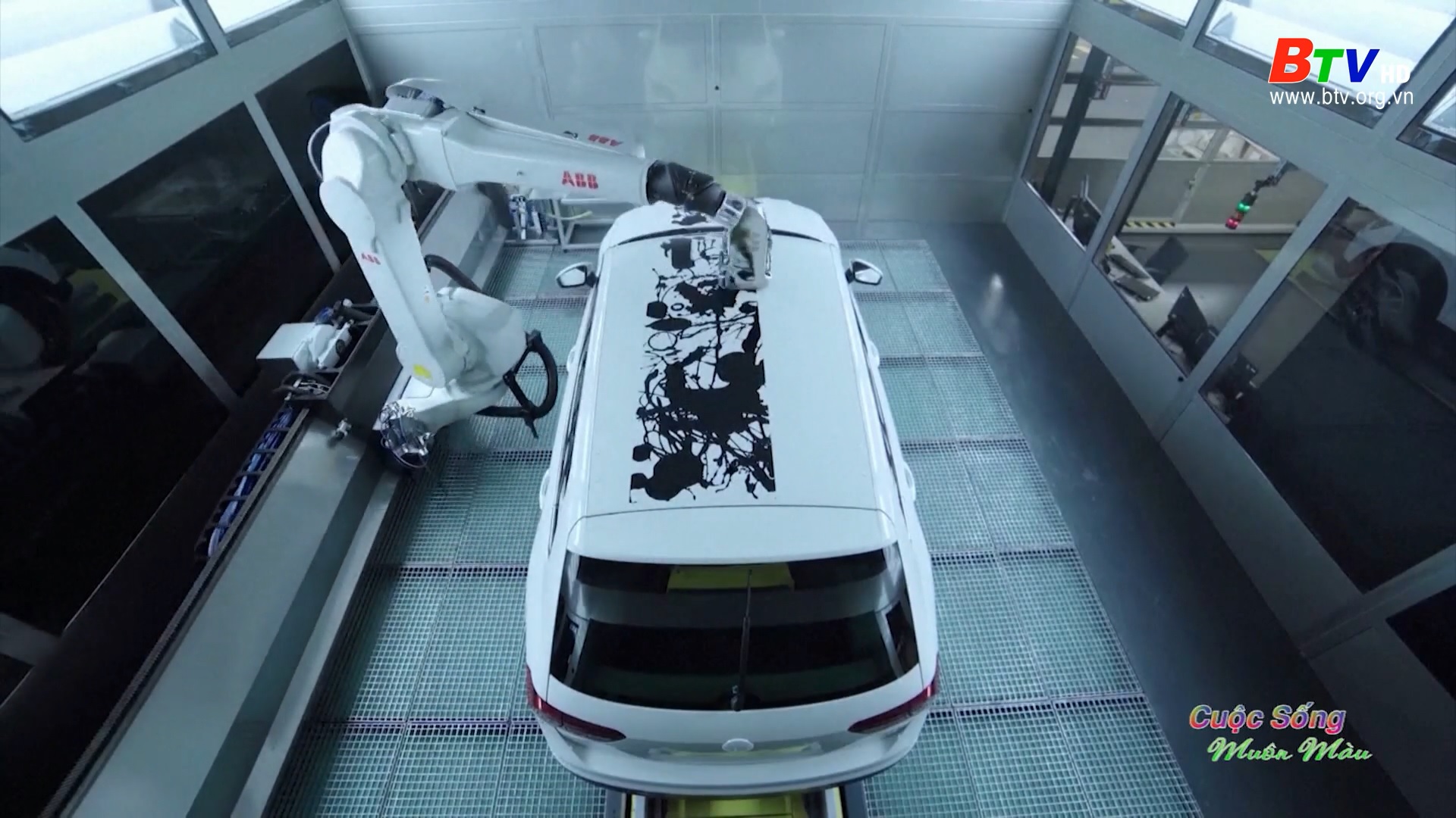 Chiếc xe hơi nghệ thuật đầu tiên được sơn bởi Robot