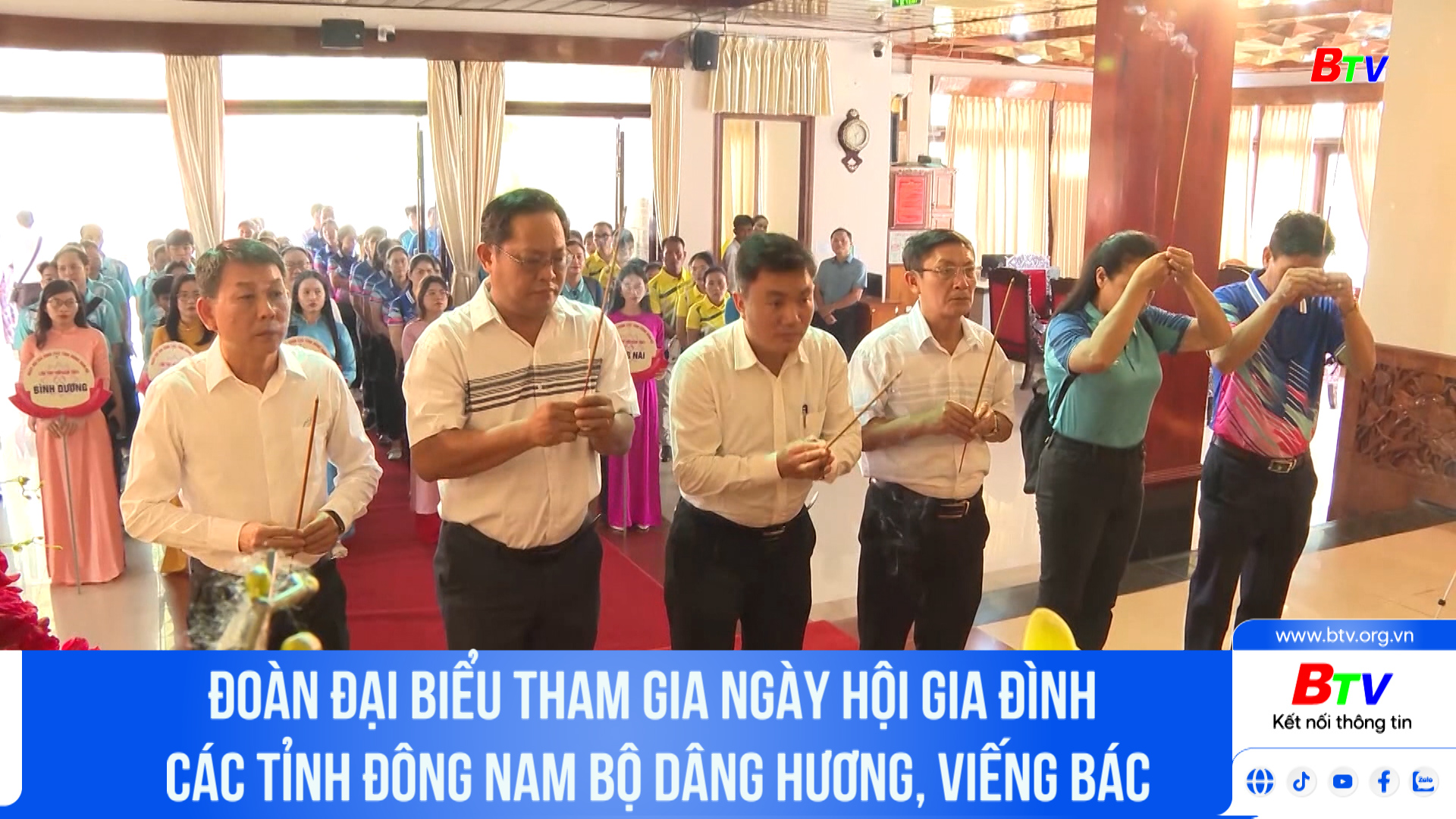 Đoàn đại biểu tham gia ngày hội gia đình các tỉnh Đông Nam Bộ dâng hương, viếng Bác