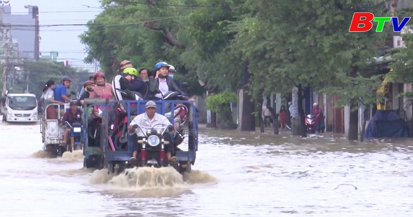 Nước lũ dâng cao chia cắt nhiều khu dân cư ở Bình Định