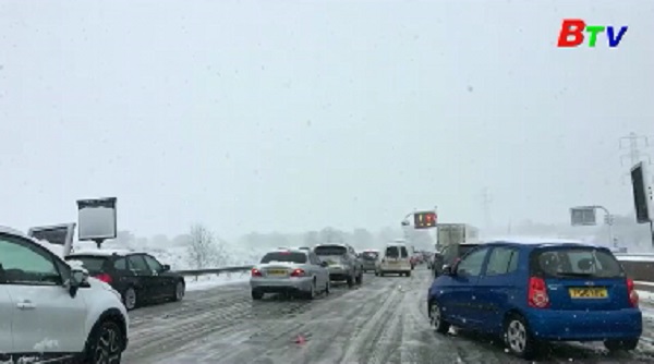 Tuyết rơi dày đặc cản trở giao thông tại nhiều nước Châu Âu