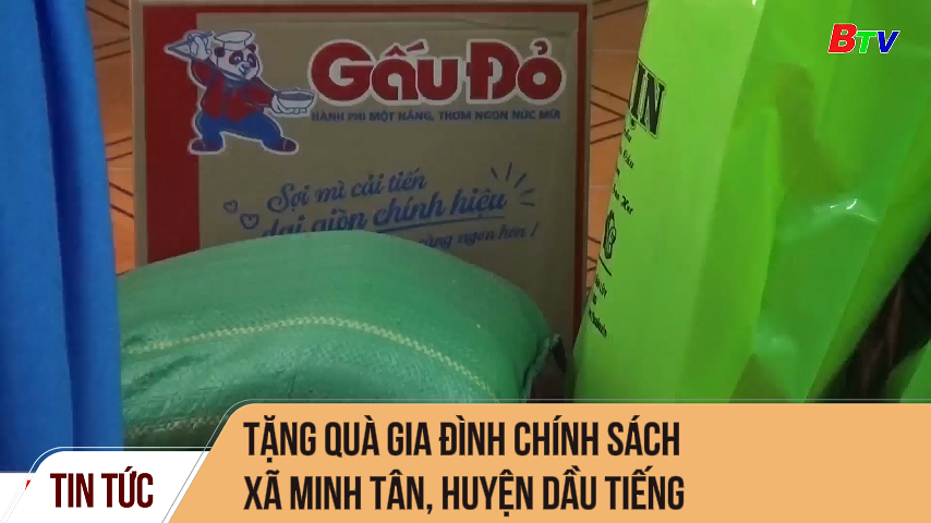 Tặng quà gia đình chính sách xã Minh Tân, huyện Dầu Tiếng