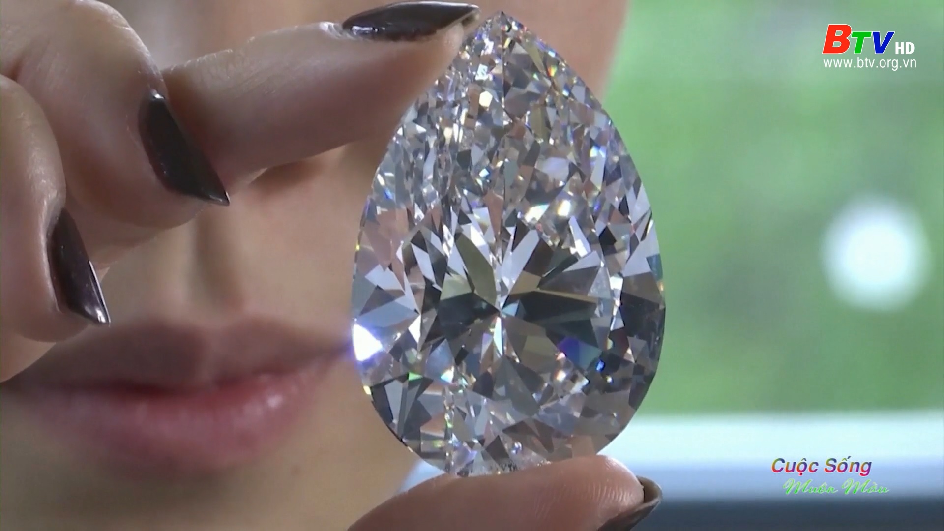 Viên kim cương trắng lớn nhất thế giới được bán với giá 21,8 triệu USD