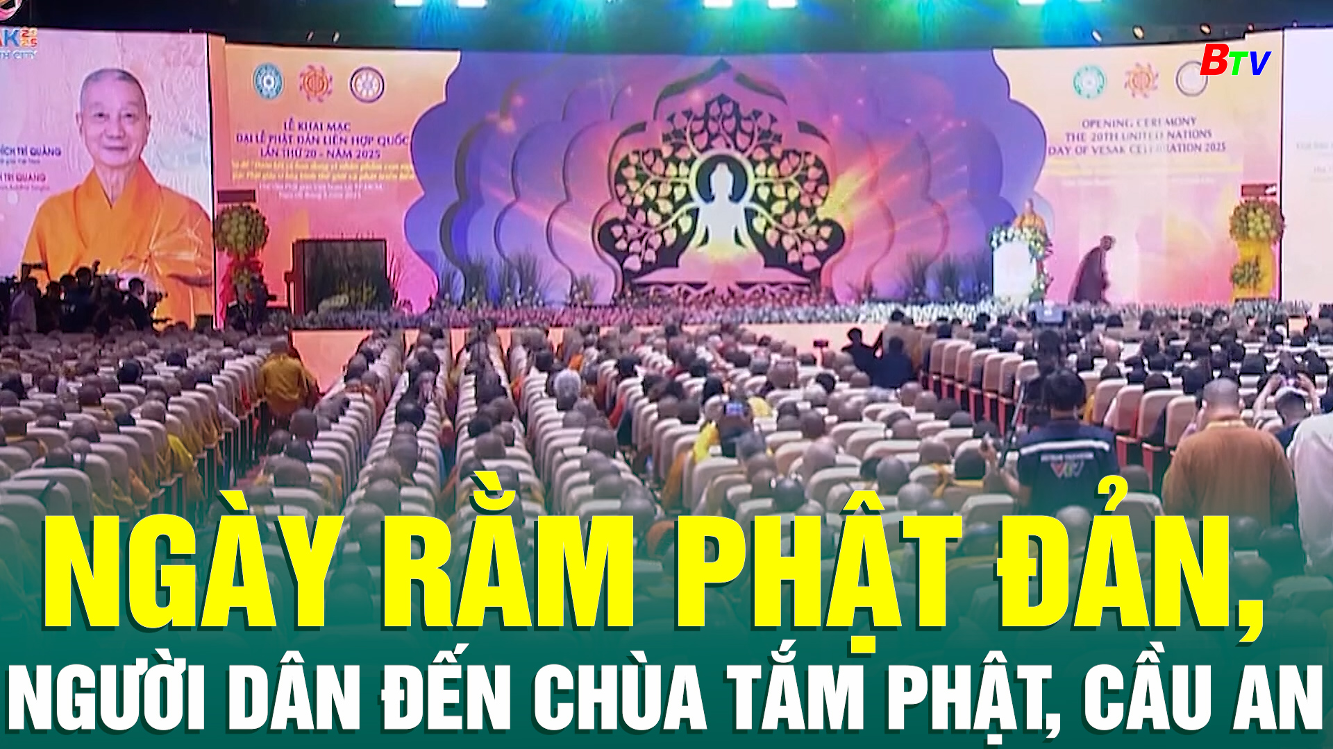 Ngày rằm Phật đản, người dân đến chùa tắm Phật, cầu an