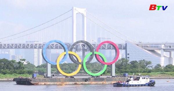 Nhật Bản - Tượng đài vòng tròn Olympic ở Tokyo tạm thời  dỡ xuống để bảo trì