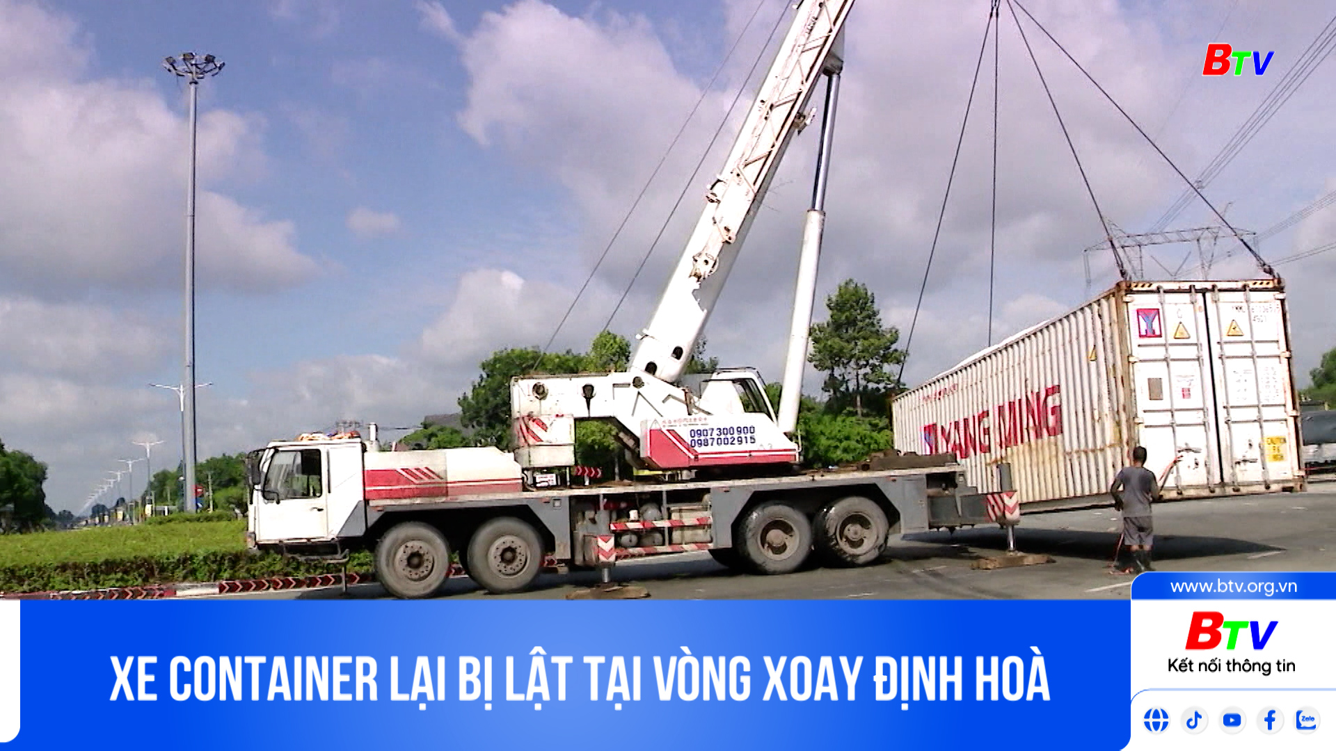 Xe container lại bị lật tại vòng xoay Định Hoà