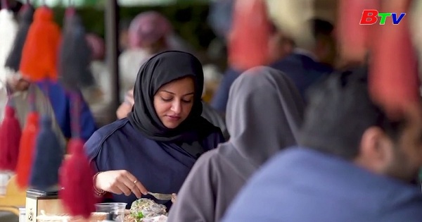 Arap Xeut phá bỏ quy định phụ nữ đi lối riêng với nam giới  khi tới nhà hàng