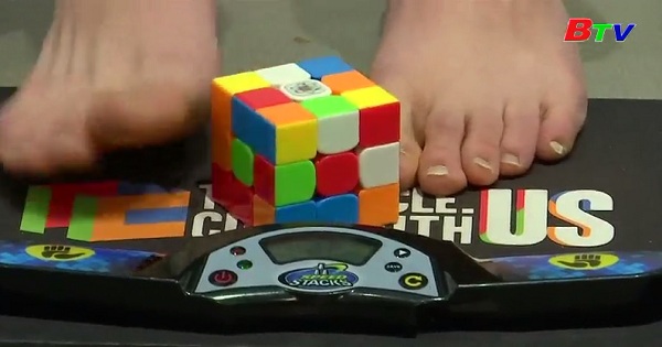 Màn trình diễn xoay Rubik bằng chân của Daniel Rose-Levine