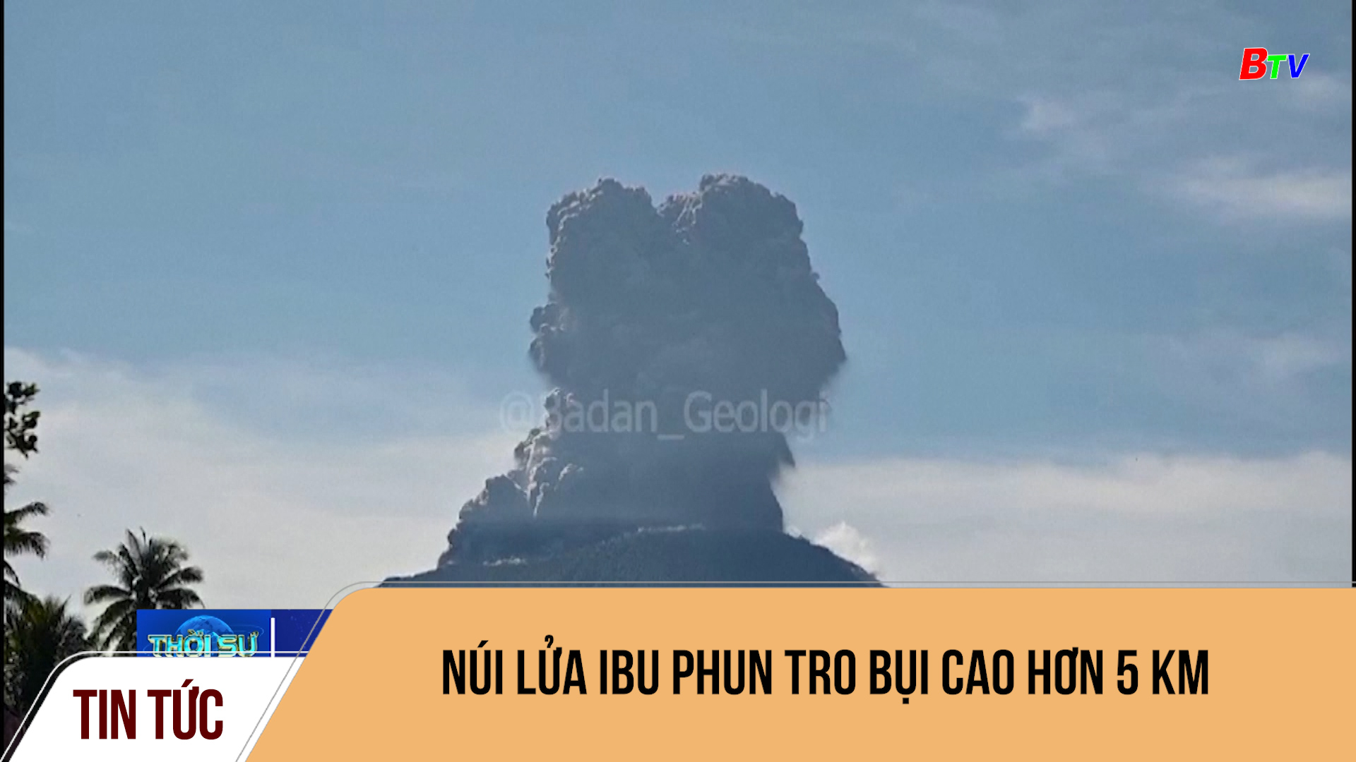 Núi lửa Ibu phun tro bụi cao hơn 5 km
