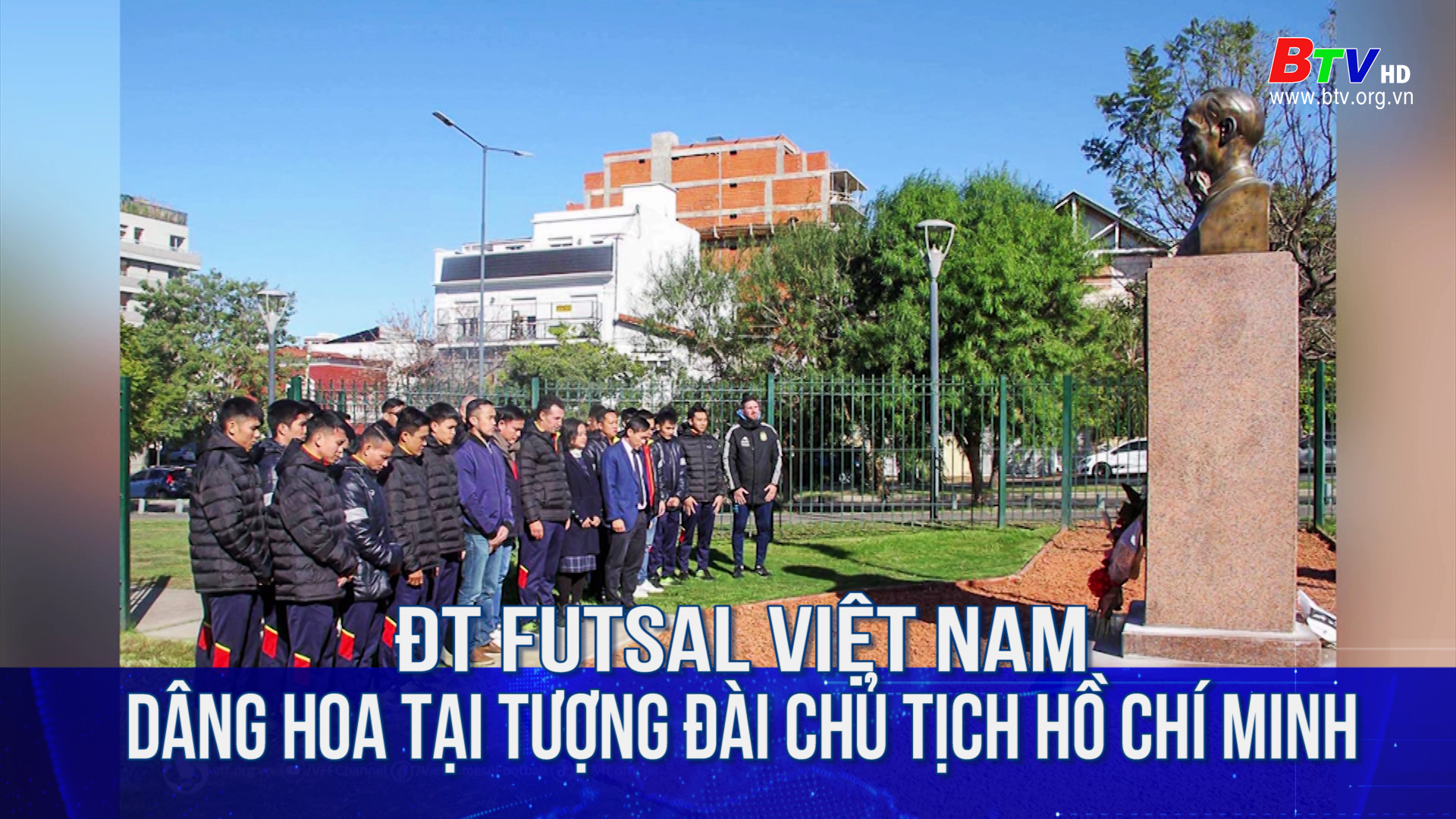 Đội tuyển Futsal Việt Nam dâng hoa tại Tượng Đài Chủ Tịch Hồ Chí Minh