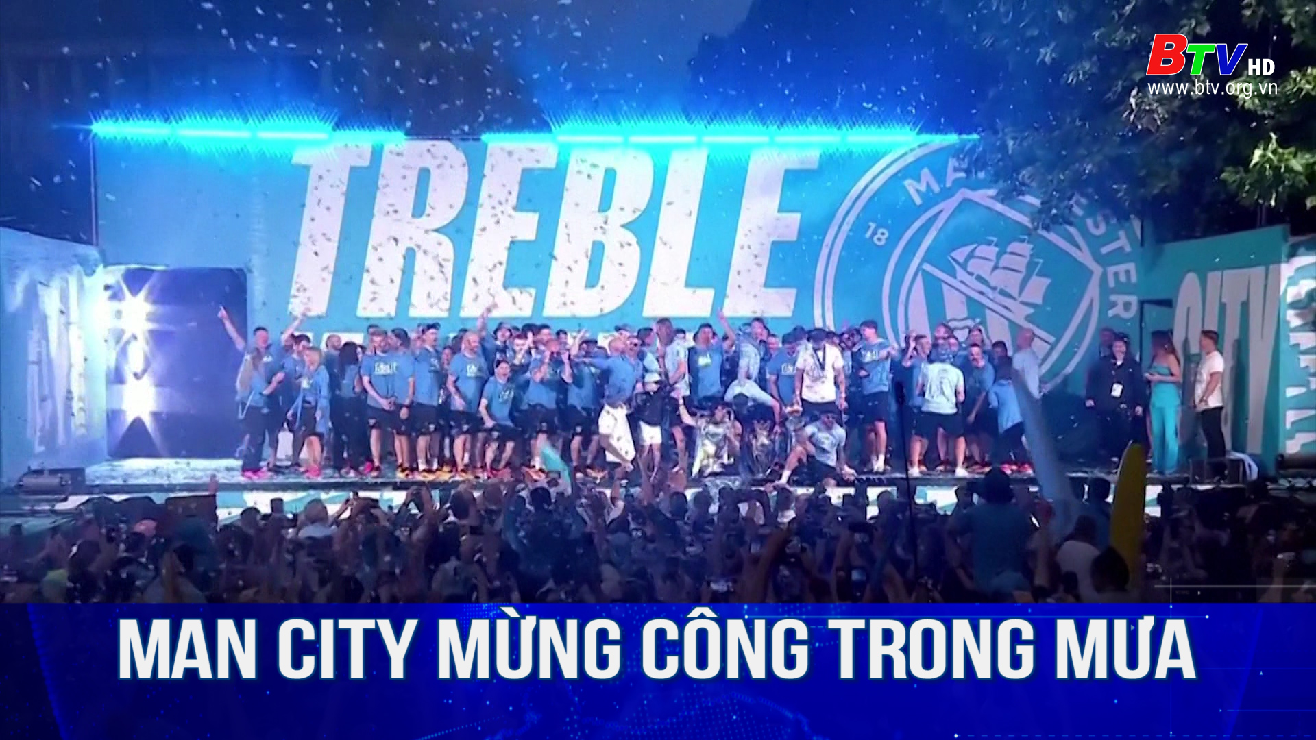 Man City mừng công trong mưa