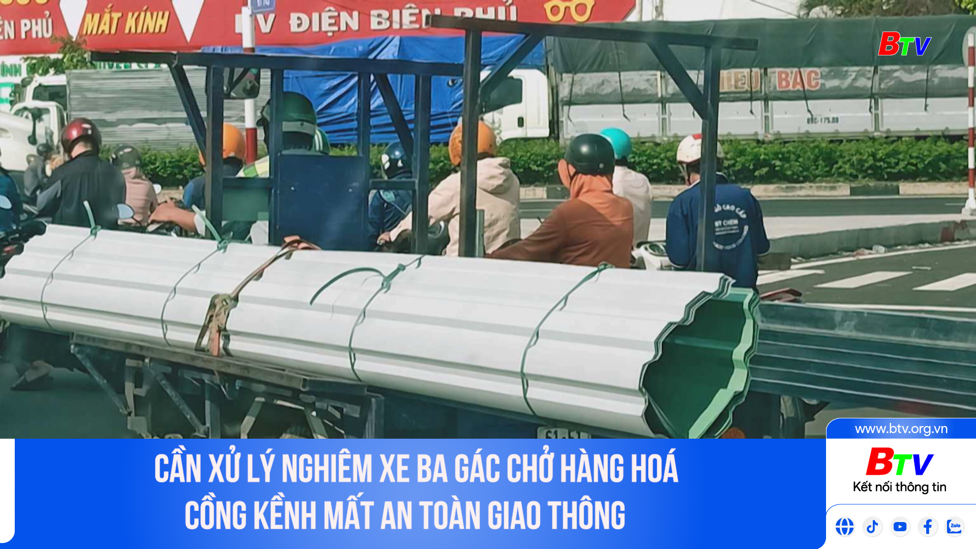 Cần xử lý nghiêm xe ba gác chở hàng hoá cồng kềnh mất an toàn giao thông