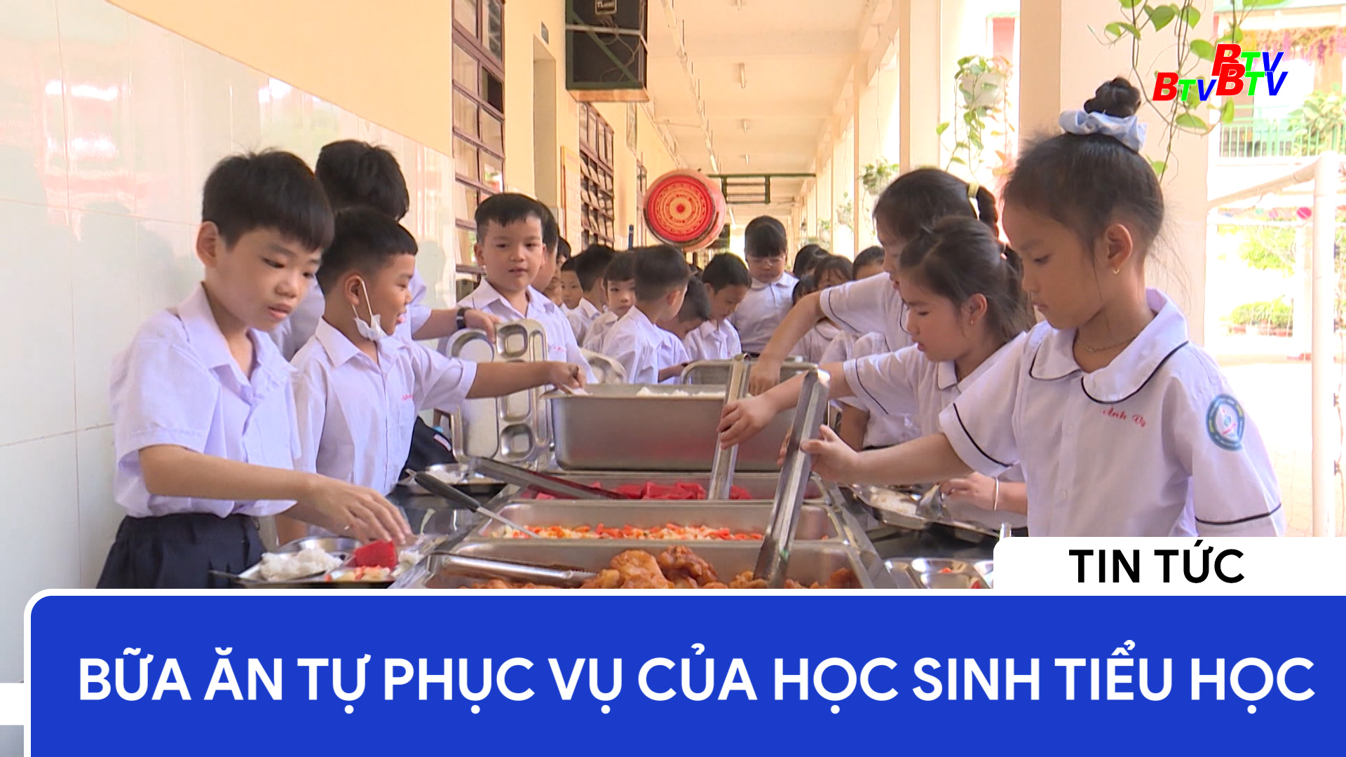 Bữa ăn tự phục vụ của học sinh tiểu học