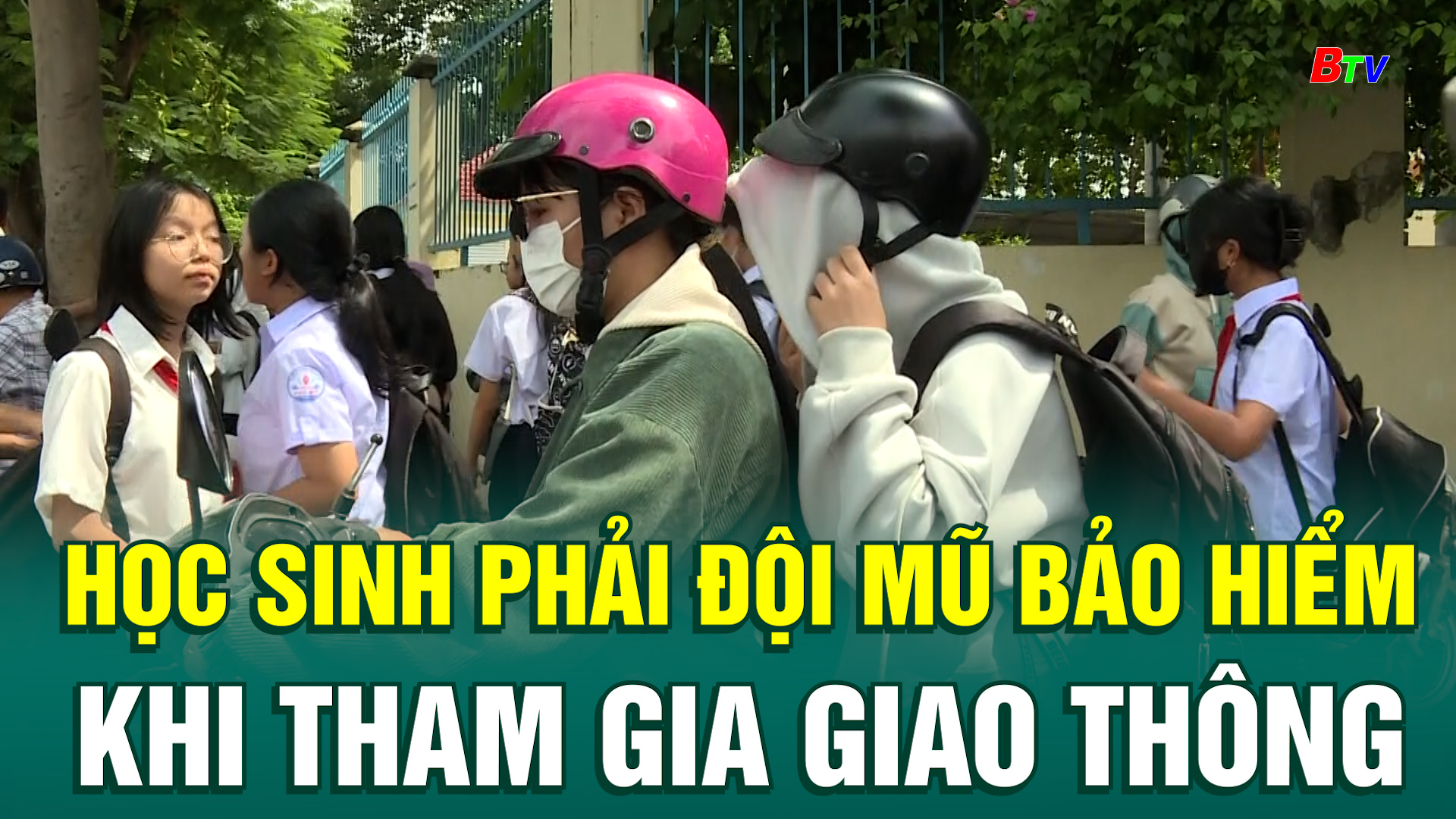 Học sinh phải đội mũ bảo hiểm khi tham gia giao thông