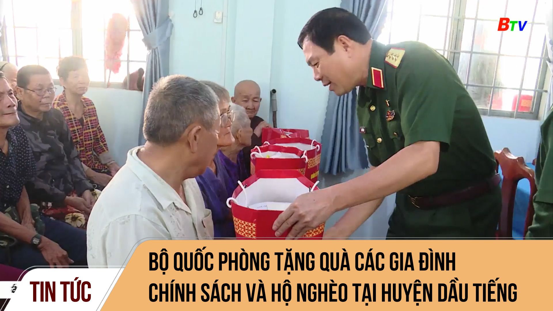 Bộ Quốc phòng tặng quà các gia đình chính sách và hộ nghèo tại huyện Dầu Tiếng