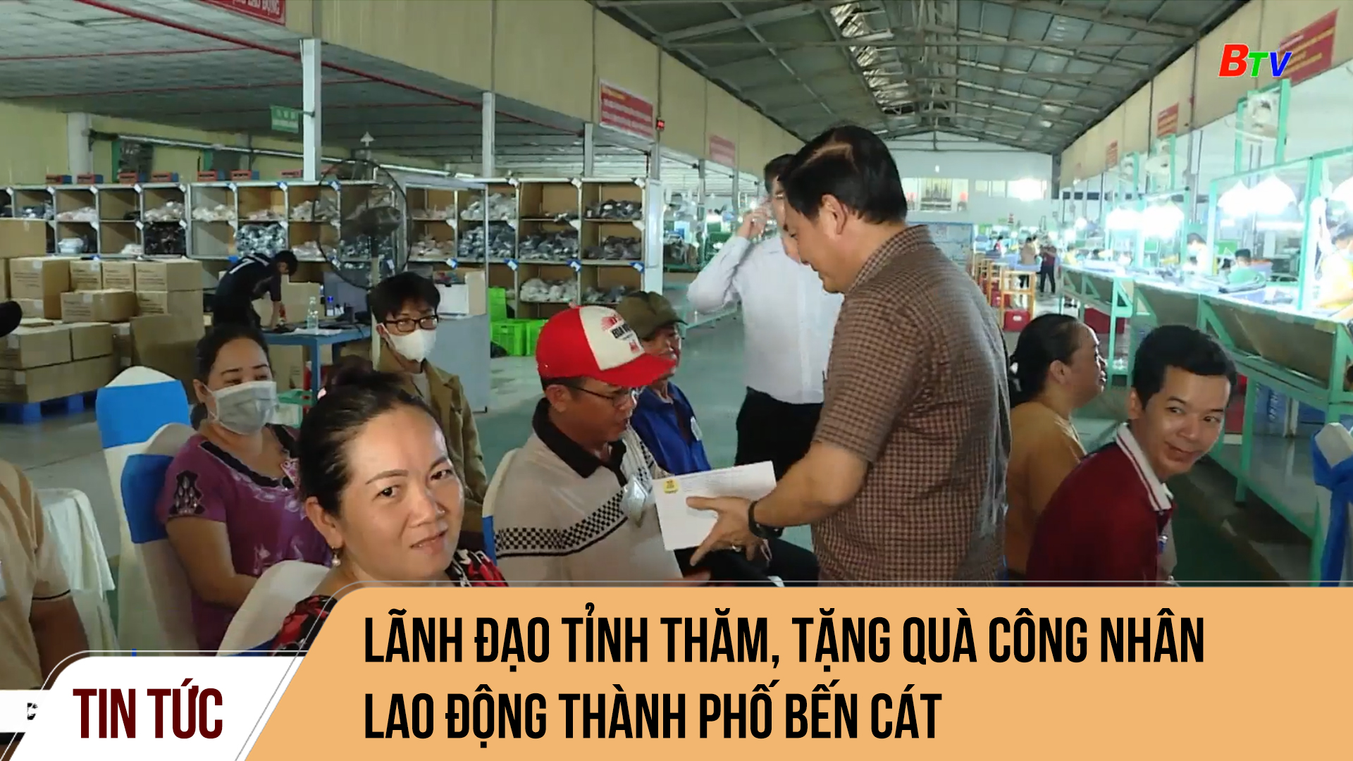 Lãnh đạo tỉnh thăm, tặng quà công nhân lao động thành phố Bến Cát