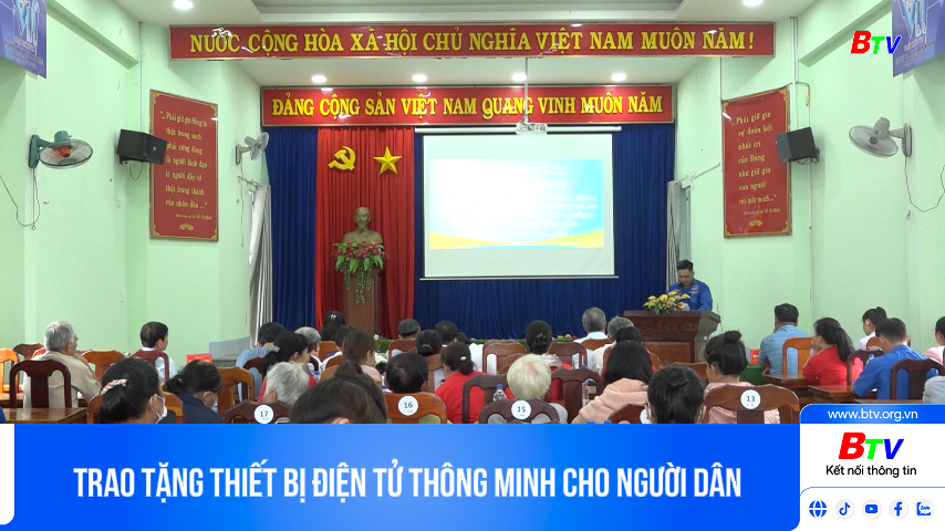 Trao tặng thiết bị điện tử thông minh cho người dân