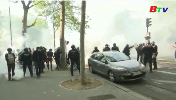 Cảnh sát Pháp giải tán biểu tình tại Paris