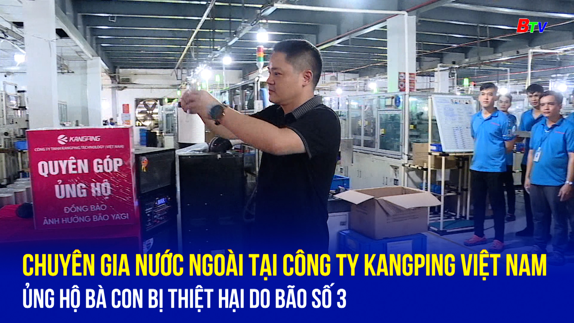 Chuyên gia nước ngoài tại công ty Kangping Việt Nam ủng hộ bà con bị thiệt hại do bão số 3