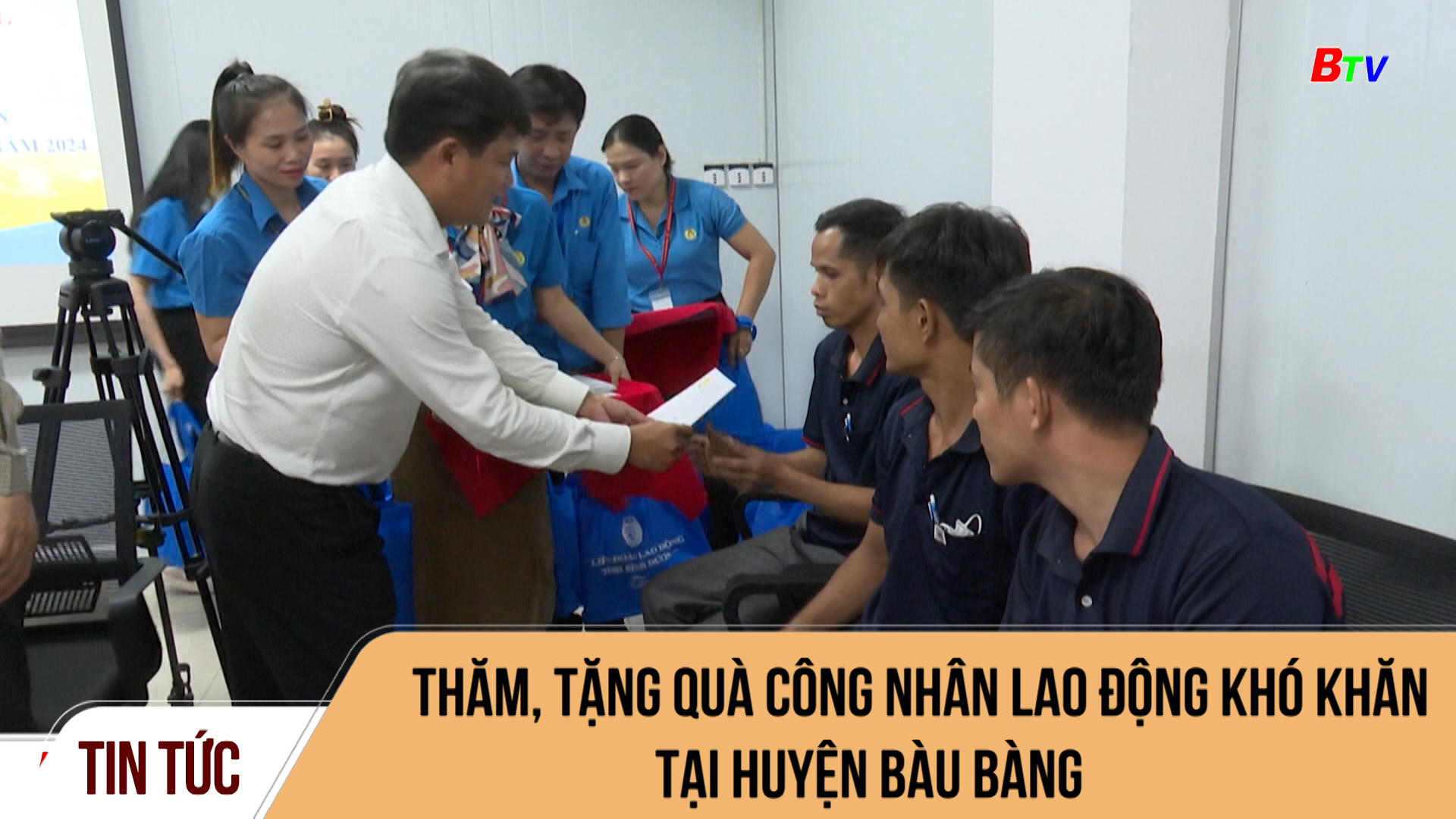 Thăm, tặng quà công nhân lao động khó khăn tại huyện Bàu Bàng