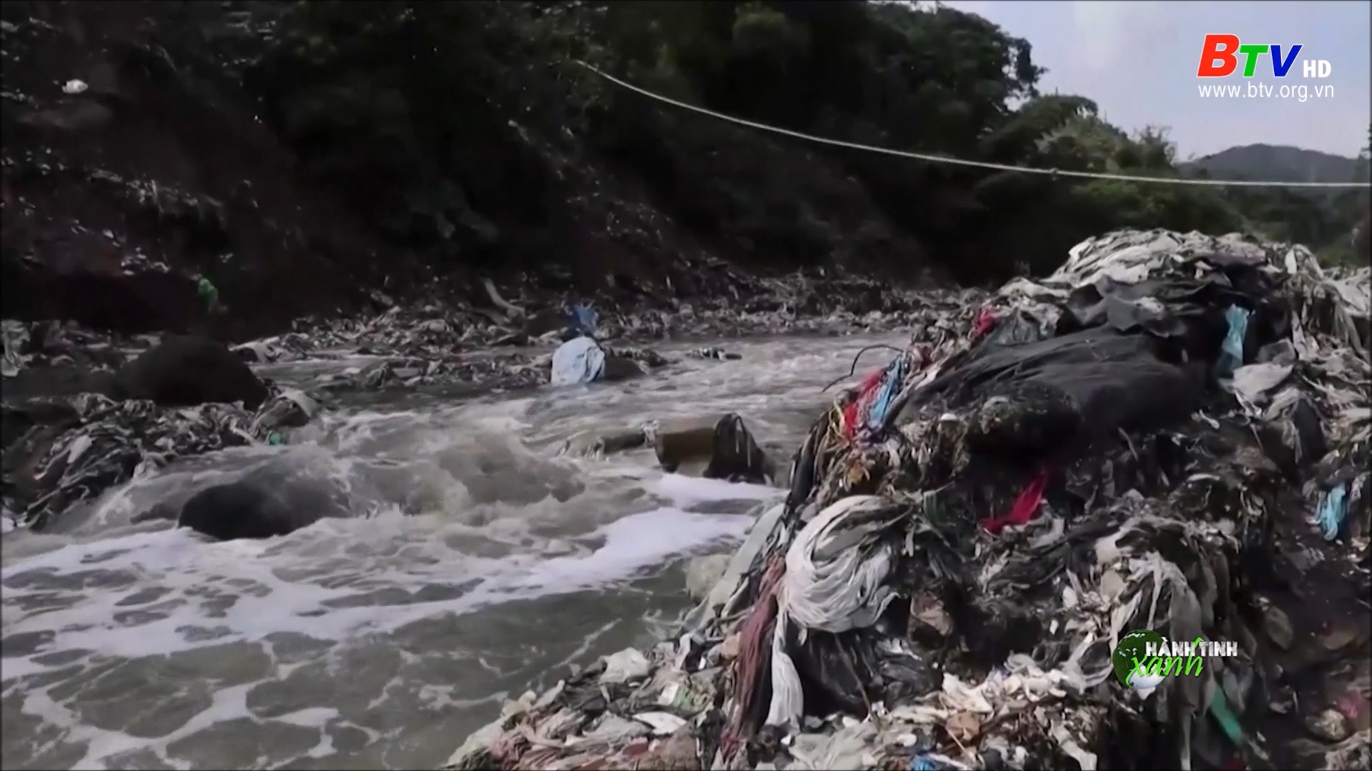 Guatemala lắp hàng rào chặn rác đỗ ra biển