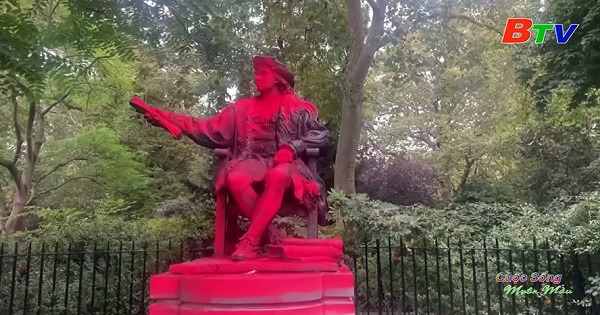 London – Bức tượng Christopher Columbus bị sơn màu đỏ