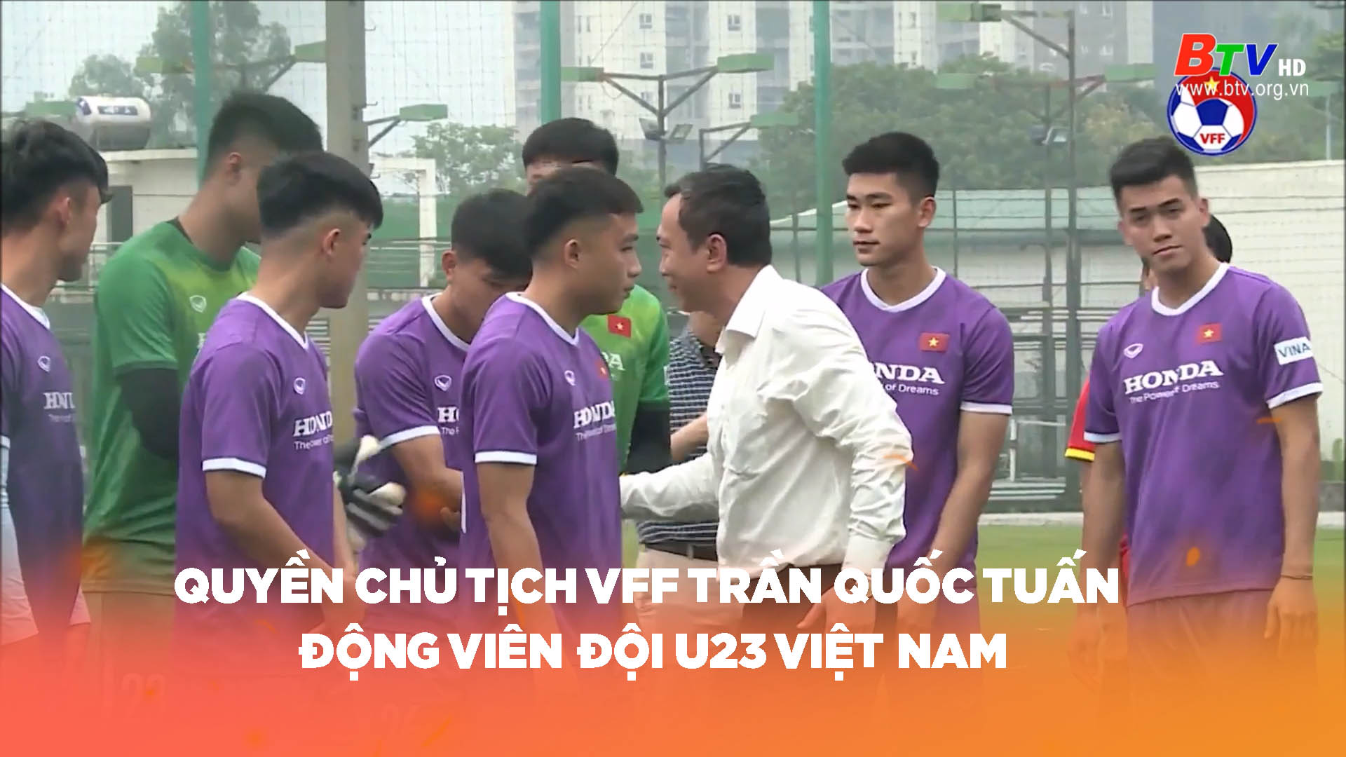 Quyền Chủ tịch VFF Trần Quốc Tuấn động viên đội U23 Việt Nam