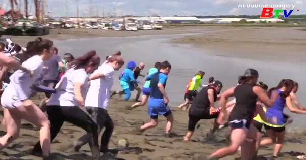 Cuộc thi lội bùn vui nhộn tại Anh