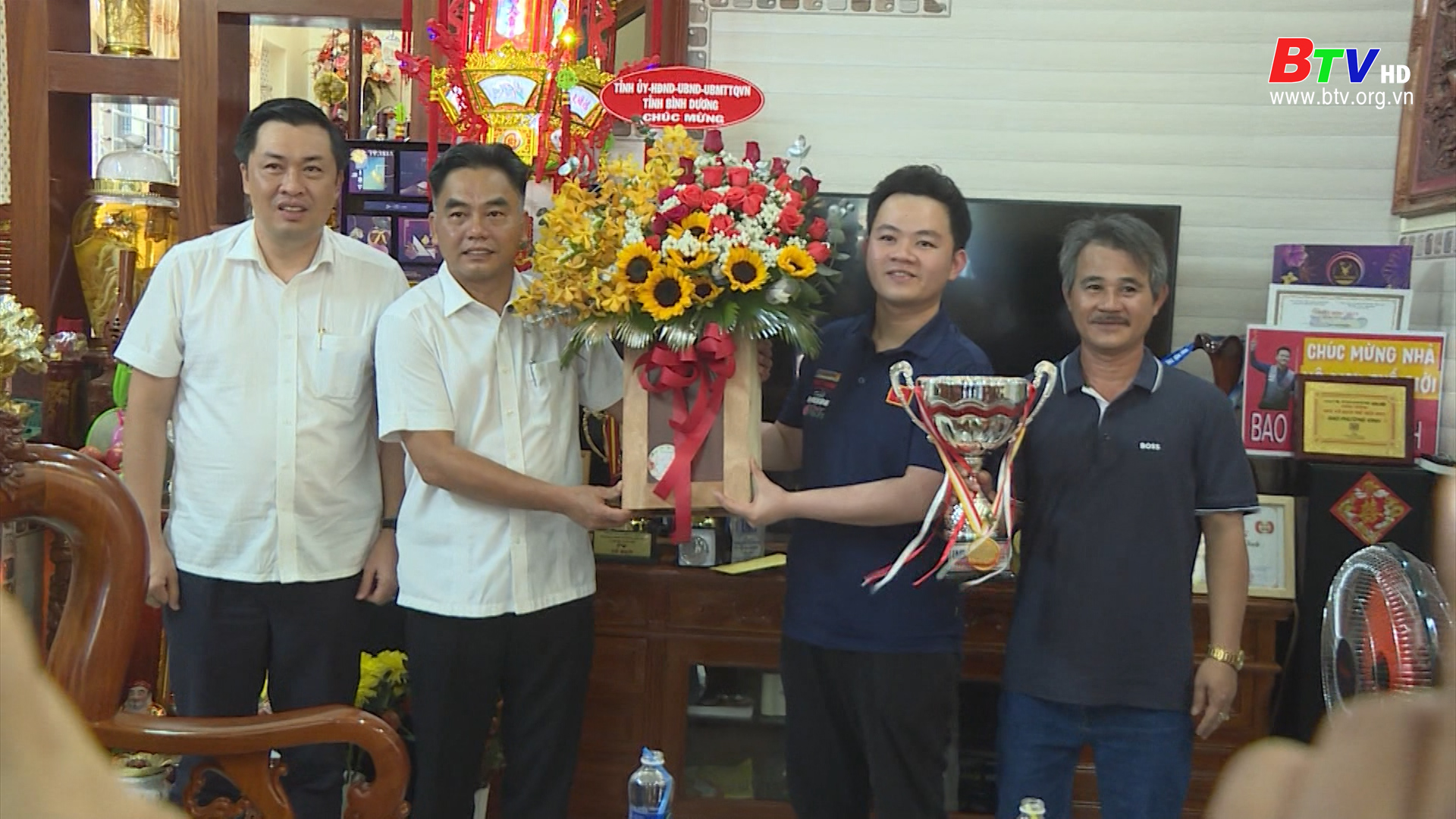 Lãnh đạo tỉnh Bình Dương chúc mừng Bao Phương Vinh vô địch Billiards thế giới