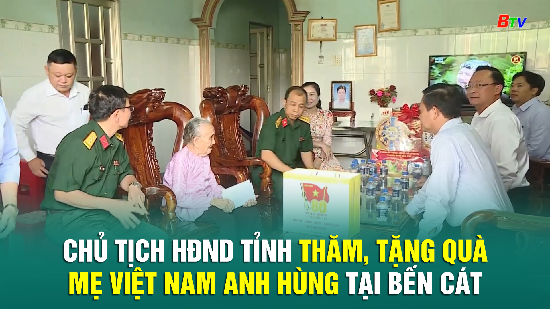 Chủ tịch HĐND Tỉnh thăm, tặng quà Mẹ Việt Nam anh hùng tại Bến Cát