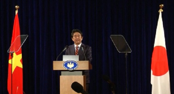 Thủ tướng Nhật Bản Abe họp báo trong chuyến thăm chính thức Việt Nam