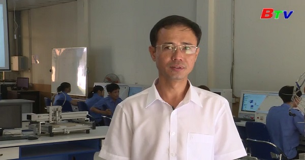 Trường Cao Đẳng Việt Nam Singapore dạy nghề điện trên mô hình mô phỏng