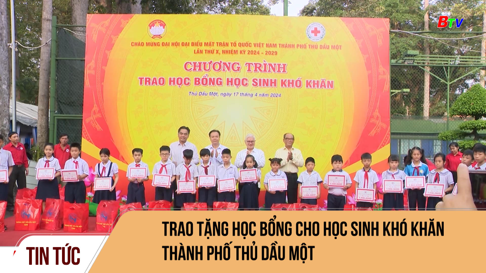 Trao tặng học bổng cho học sinh khó khăn Thành phố Thủ Dầu Một