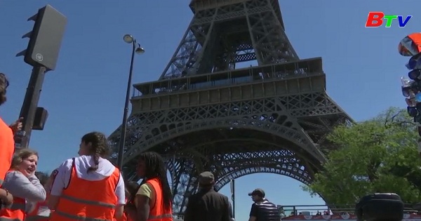 Tháp Eiffel mừng sinh nhật lần thứ 130