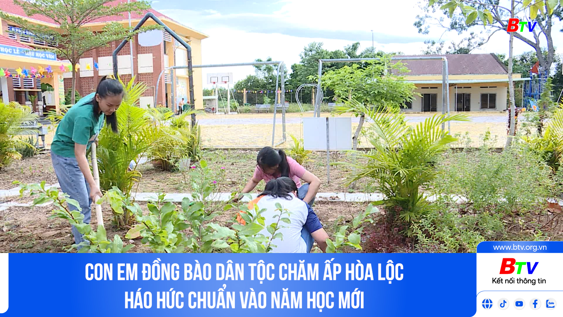 Con em đồng bào dân tộc Chăm ấp Hòa Lộc háo hức chuẩn vào năm học mới