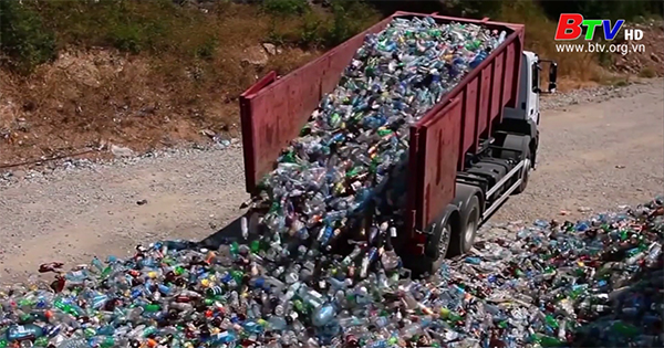 Các nhà khoa học tại Đại học Delaware (Mỹ) phát minh ra phương pháp có thể biến rác thải nhựa thành xăng
