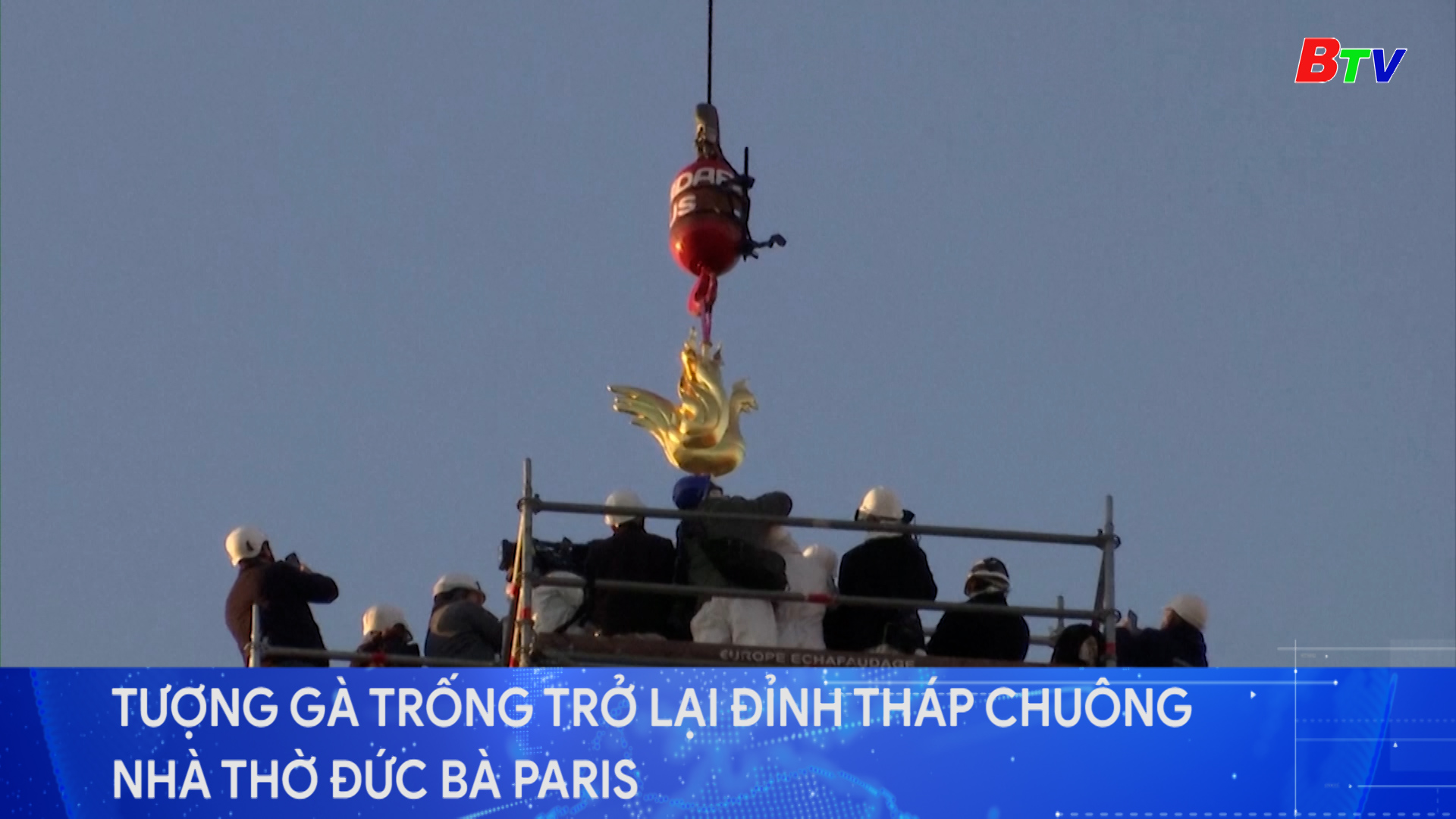 Tượng gà trống trở lại đỉnh tháp chuông Nhà thờ Đức Bà Paris