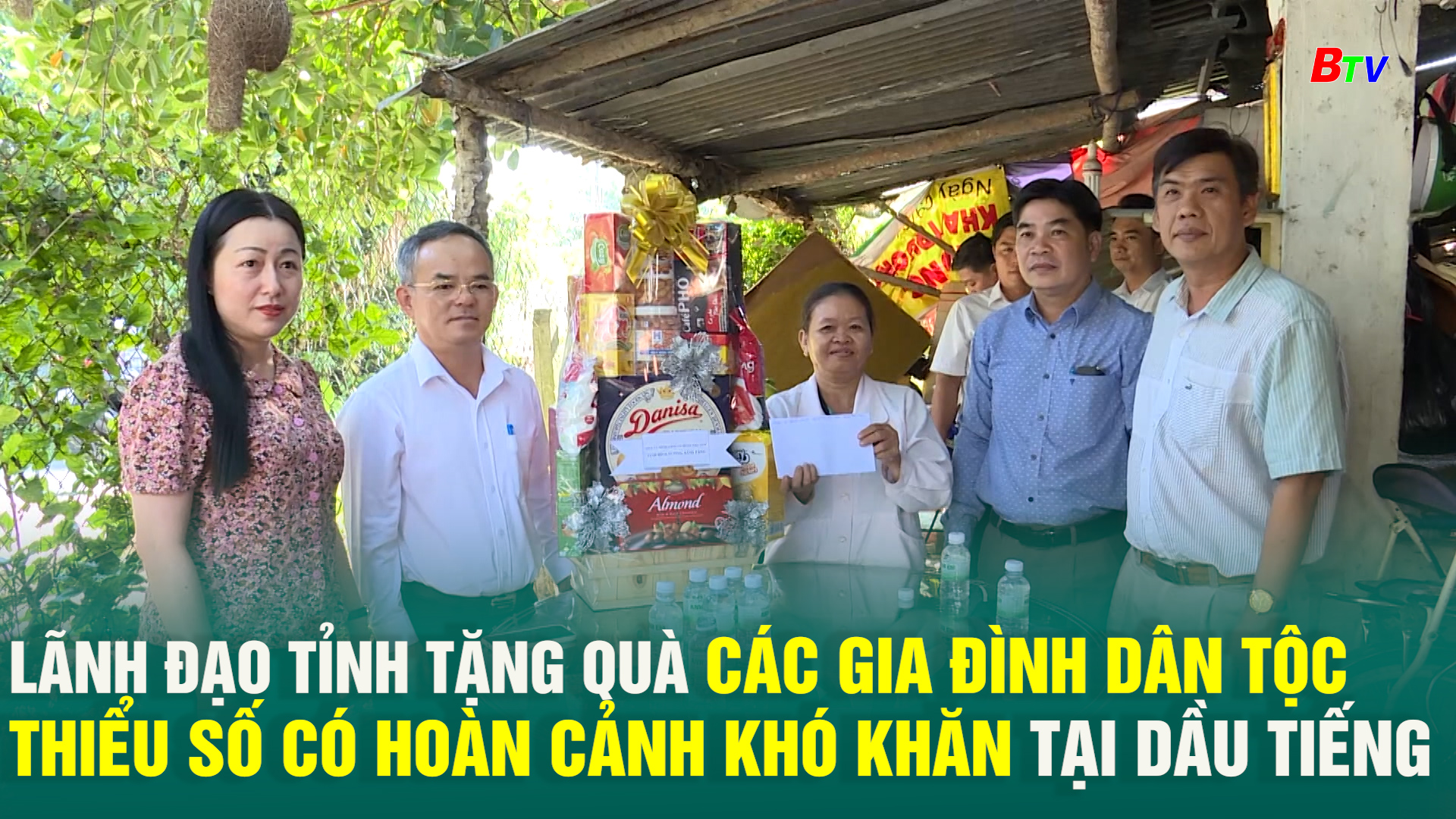 Lãnh đạo Tỉnh tặng quà các gia đình dân tộc thiểu số có hoàn cảnh khó khăn tại Dầu Tiếng