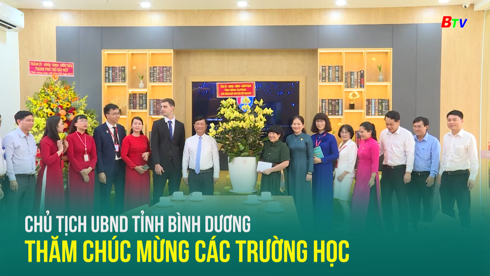 Chủ tịch UBND tỉnh Bình Dương thăm chúc mừng các trường học