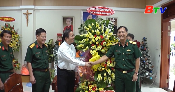 Quân đoàn 4 thăm và chúc mừng Giáng sinh Giáo phận Phú Cường